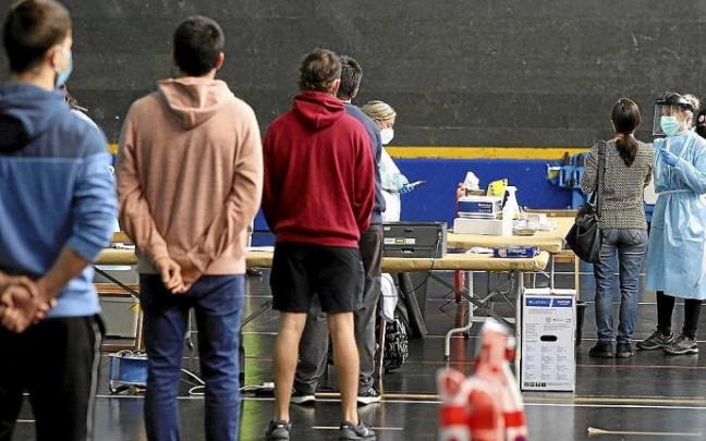 Jóvenes esperan su turno para ser vacunados para poder combatir el covid.