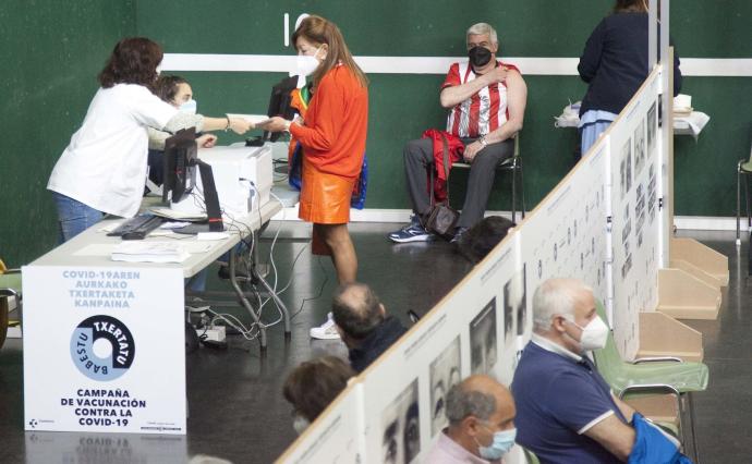 Vacunación en el frontón de Lakua.