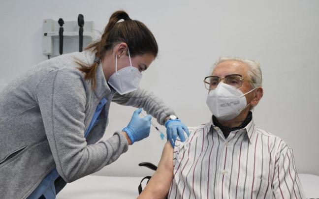 Una sanitaria administra la vacuna contra el covid-19 Una sanitaria administra la vacuna contra el covid-19