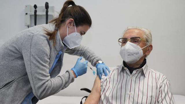 Una sanitaria administra la vacuna contra el covid-19