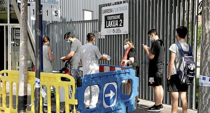 Acceso al punto de vacunación de Lakua, adonde volverán hoy los primeros veinteañeros pendientes de recibir su segunda dosis de Pfizer. Foto: Pilar Barco