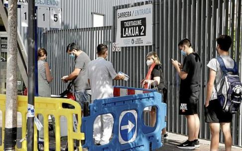 Acceso al punto de vacunación de Lakua, adonde volverán hoy los primeros veinteañeros pendientes de recibir su segunda dosis de Pfizer. Foto: Pilar Barco