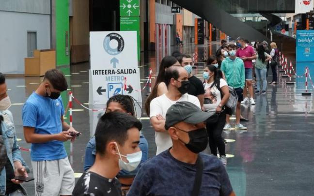 Varias personas hacen cola para vacunarse en el BEC. Varias personas hacen cola para vacunarse en el BEC.