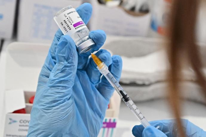 Una sanitaria prepara una dosis de la vacuna del coronavirus.