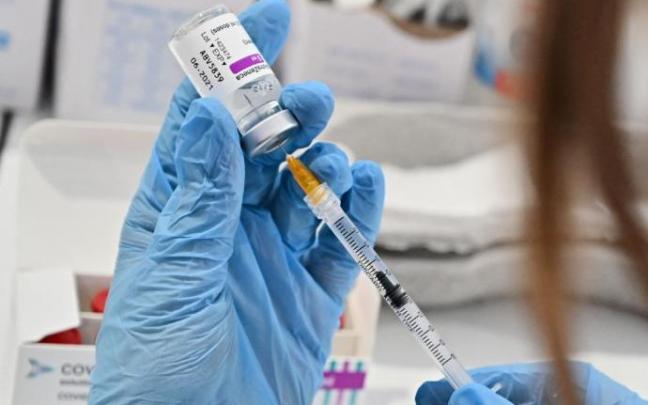 Una sanitaria prepara una dosis de la vacuna del coronavirus. Una sanitaria prepara una dosis de la vacuna del coronavirus.