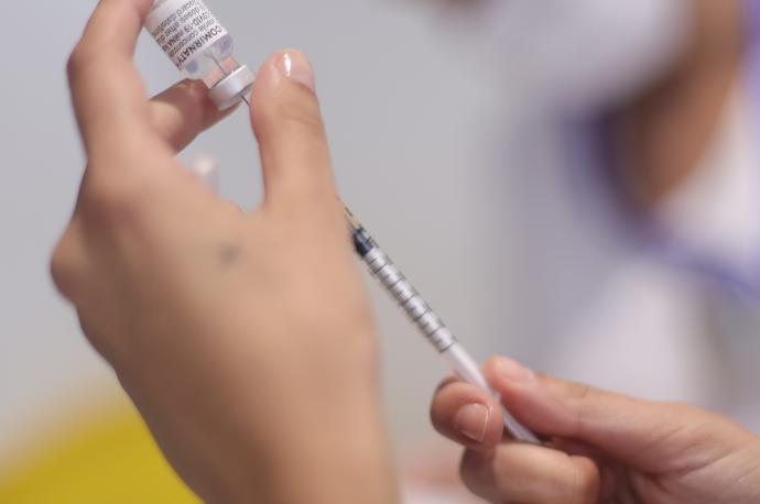 Una sanitaria prepara una dosis de la vacuna de Janssen.