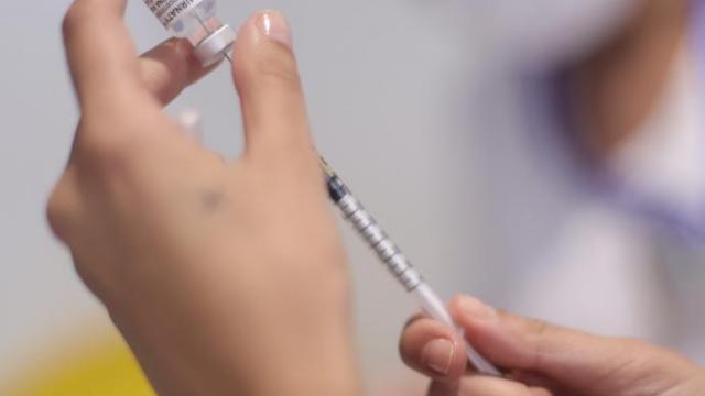 Una sanitaria prepara una dosis de la vacuna de Janssen.