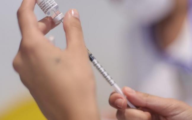 Una sanitaria prepara una dosis de la vacuna de Janssen.