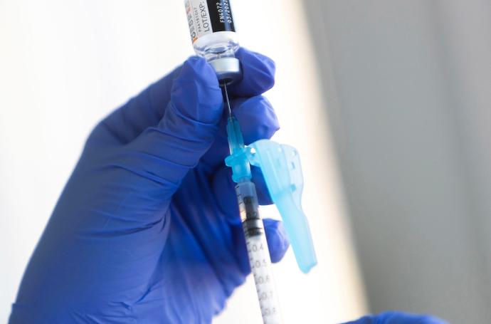 Un sanitario prepara una dosis de la vacuna contra el coronavirus.