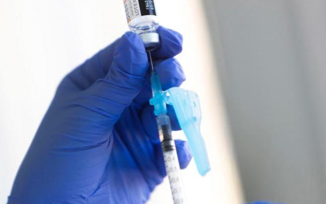 Un sanitario prepara una dosis de la vacuna contra el coronavirus.