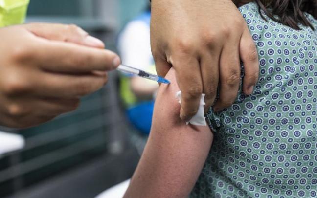 Una mujer recibe la vacuna contra el coronavirus.