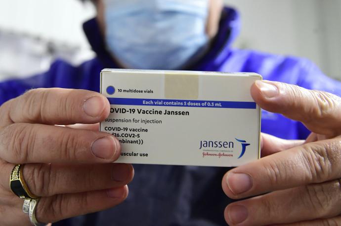 Una persona muestra una caja de vacunas de Janssen.