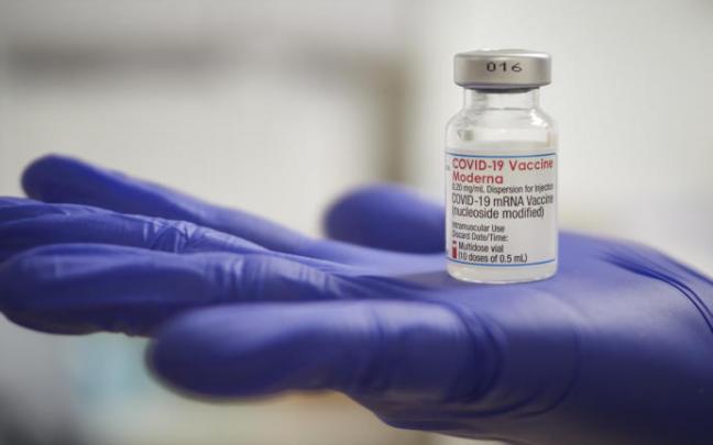 Una profesional sanitaria sostiene un vial de la vacuna de Moderna contra la covid-19. Una profesional sanitaria sostiene un vial de la vacuna de Moderna contra la covid-19.