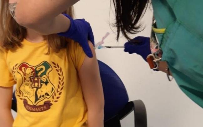 Una niña recibe la primera dosis de la vacuna contra la covid-19.