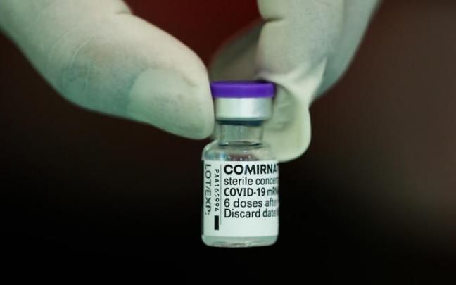 Un vial de la vacuna de Pfizer.