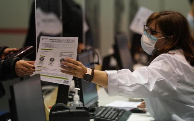 Una profesional sanitaria, en un dispositivo de vacunación contra la COVID-19 para personas menores de 65 años.