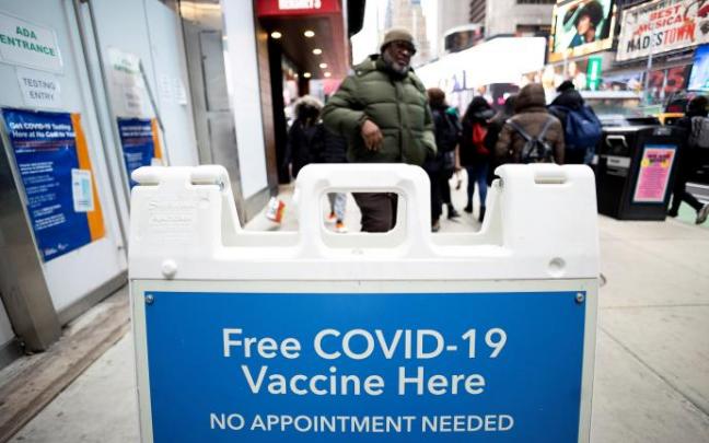 Punto de vacunación en Times Square, en Nueva York.