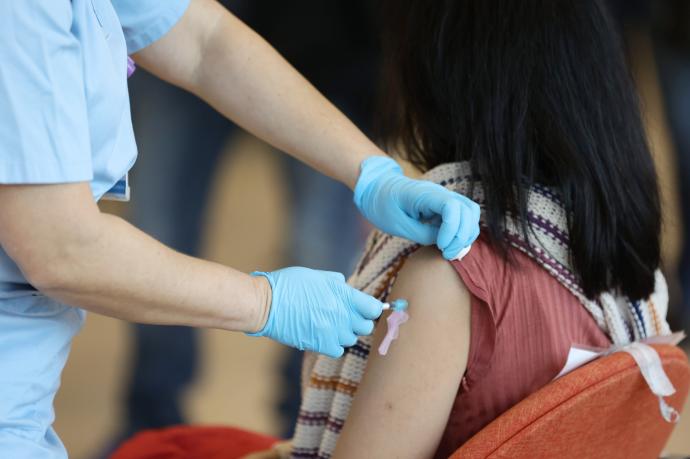 Una mujer recibe una dosis de la vacuna.