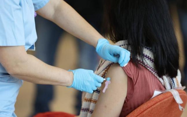 Una mujer recibe una dosis de la vacuna.