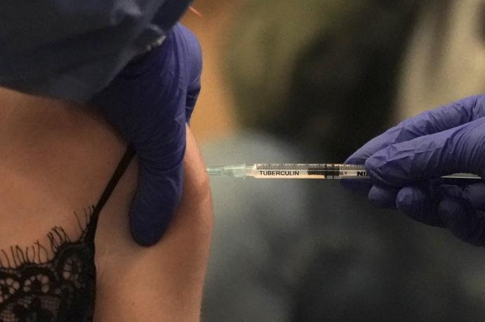 Una profesional sanitaria del sector privado recibe la vacuna contra el coronavirus.