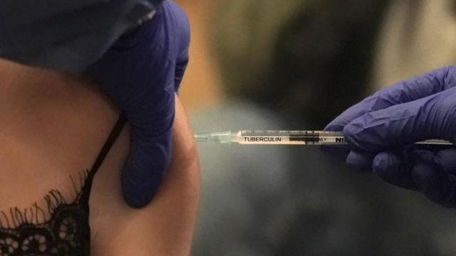 Una profesional sanitaria del sector privado recibe la vacuna contra el coronavirus.