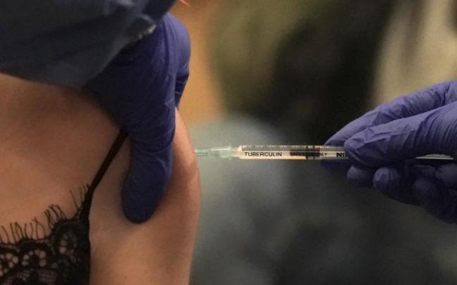 Una profesional sanitaria del sector privado recibe la vacuna contra el coronavirus.