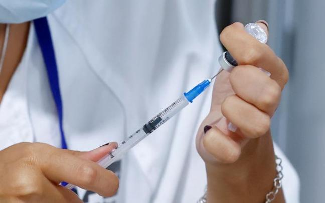 Una enfermera prepara una dosis de la vacuna contra el coronavirus.