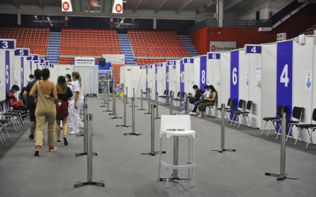 El Departamento de Salud informó ayer de que hay disponibles unas 60.000 citas de vacunación para las próximas semanas y animó a los vascos no vacunados a solicitar una. El Departamento de Salud informó ayer de que hay disponibles unas 60.000 citas de vacunación para las próximas semanas y animó a los vascos no vacunados a solicitar una.