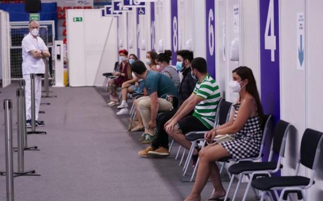 Unos veinteañeros esperan su turno para ser vacunados. Unos veinteañeros esperan su turno para ser vacunados.