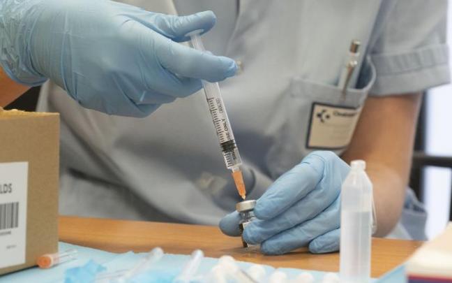 Una sanitaria prepara una vacuna 'anticovid'.