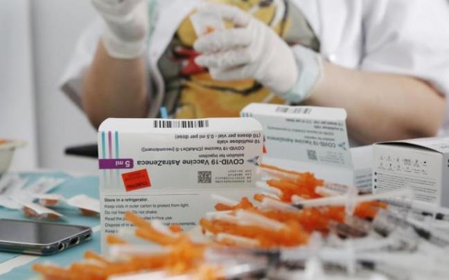 Una sanitaria prepara dosis de la vacuna de Astrazeneca. Una sanitaria prepara dosis de la vacuna de Astrazeneca.