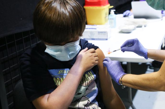 Un niño recibe la vacuna contra el coronavirus.