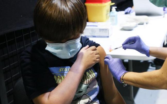 Un niño recibe la vacuna contra el coronavirus.