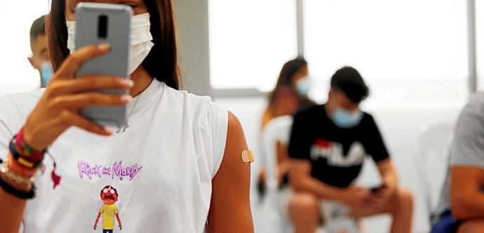 El Departamento de Salud insiste en pedir a las personas jóvenes que soliciten cita para su vacunación con el objetivo de mejorar la inmunización global de la población vasca. Foto: Efe
