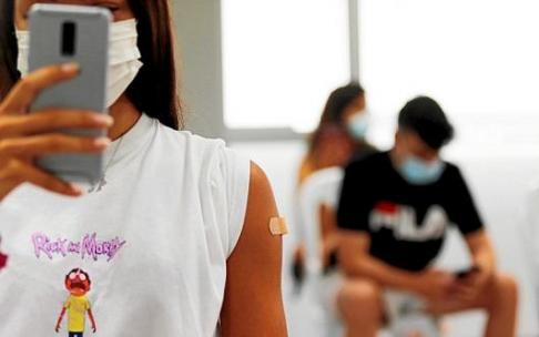 El Departamento de Salud insiste en pedir a las personas jóvenes que soliciten cita para su vacunación con el objetivo de mejorar la inmunización global de la población vasca. Foto: Efe