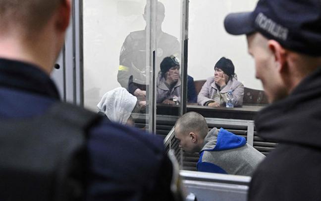 Vadim Shishimarin, ante la viuda de su víctima durante el juicio.