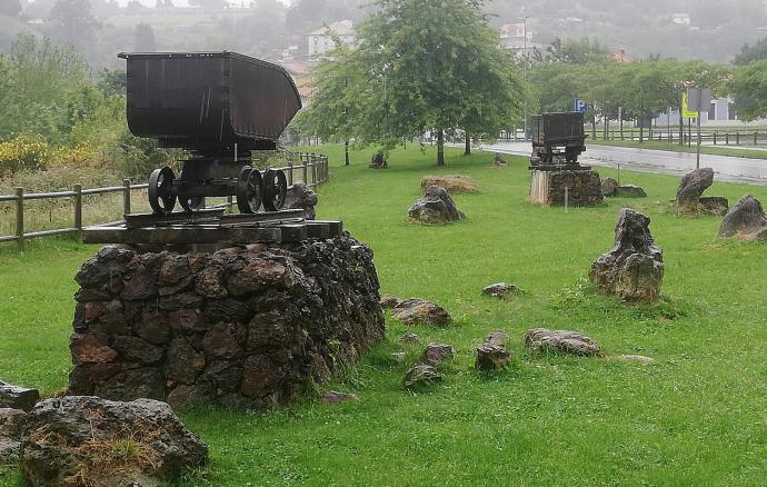 Dos de las vagonetas cedidas por el Museo de la Minería se situán a la entrada de La Arboleda.