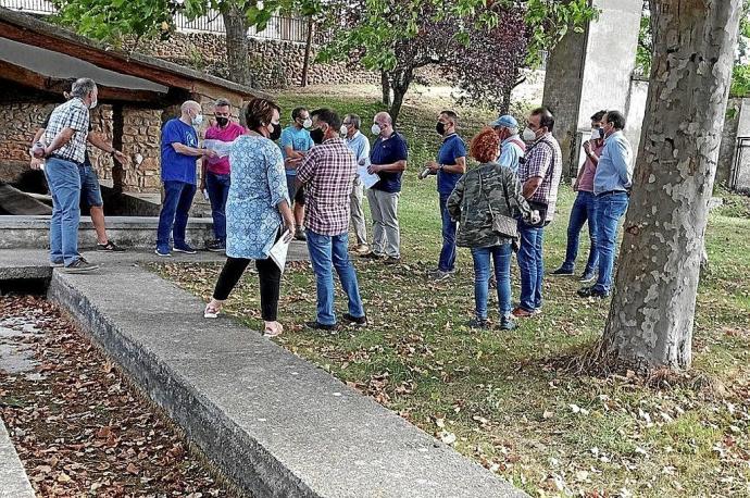 Parlamentarios y alcaldes de Valdega en la seca Fuente de San Fausto en Ancín.