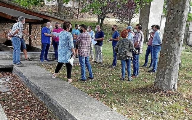 Parlamentarios y alcaldes de Valdega en la seca Fuente de San Fausto en Ancín.