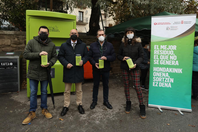 Presentación de los nuevos contenedores de reciclaje de aceite.