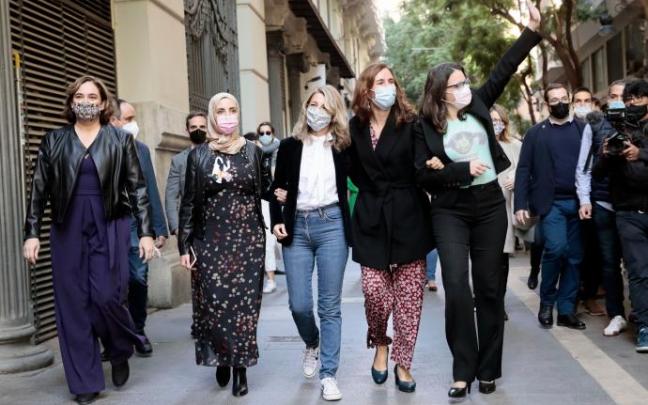 Las cinco políticas han llegado juntas y Yolanda Diaz ha sido recibida al grito de "presidenta"