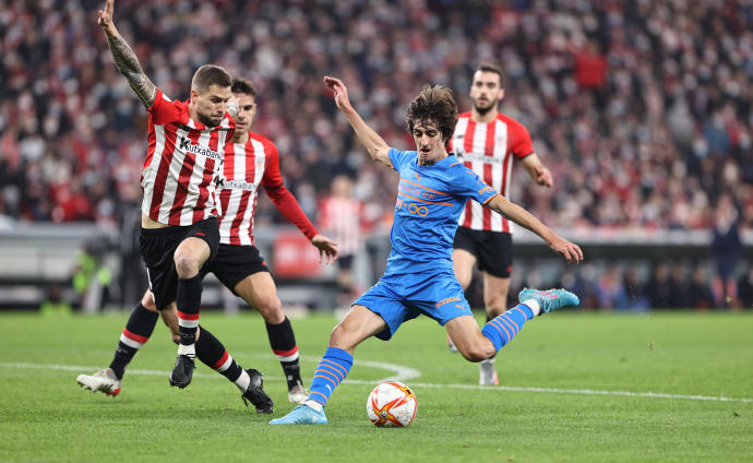 Iñigo Martínez intenta frenar un golpeo del valencianista Bryan Gil durante el partido de ida en San Mamés