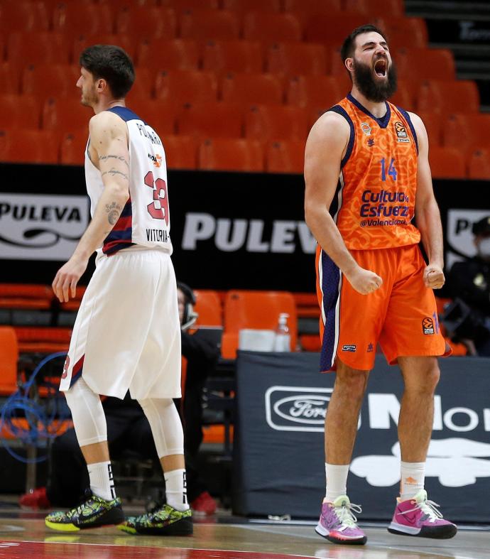 Bojan Dubljevic celebra una canasta ante la decepción Achille Polonara