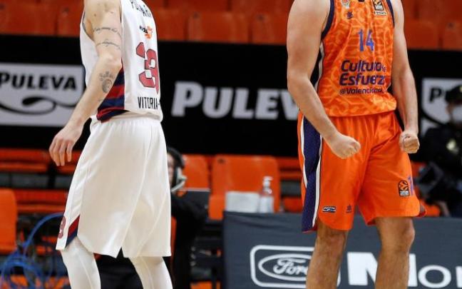 Bojan Dubljevic celebra una canasta ante la decepción Achille Polonara