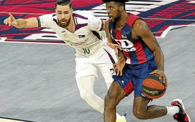 Massenat, en la imagen defendido por Francis Alonso, ha tenido una aportación testimonial en los dos partidos.