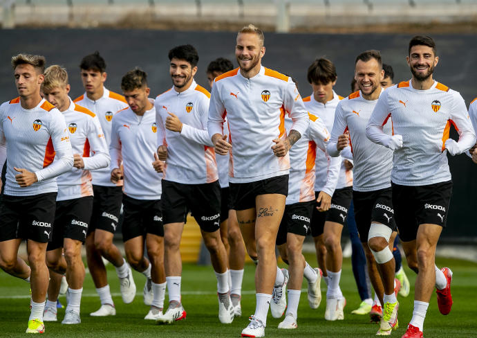 Un entrenamiento de la plantilla del Valencia en Paterna, esta semana.