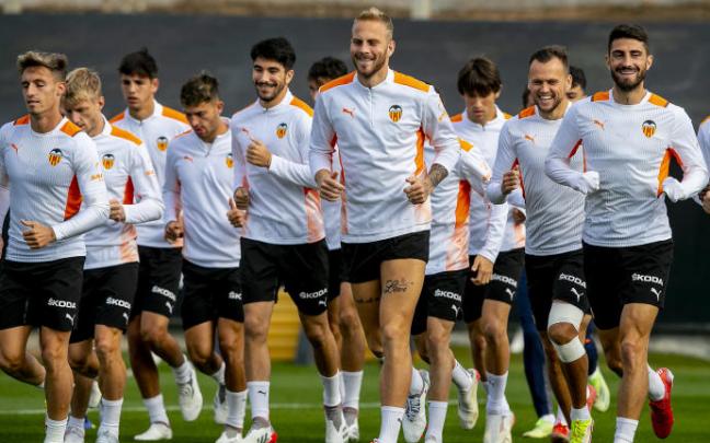 Un entrenamiento de la plantilla del Valencia en Paterna, esta semana.