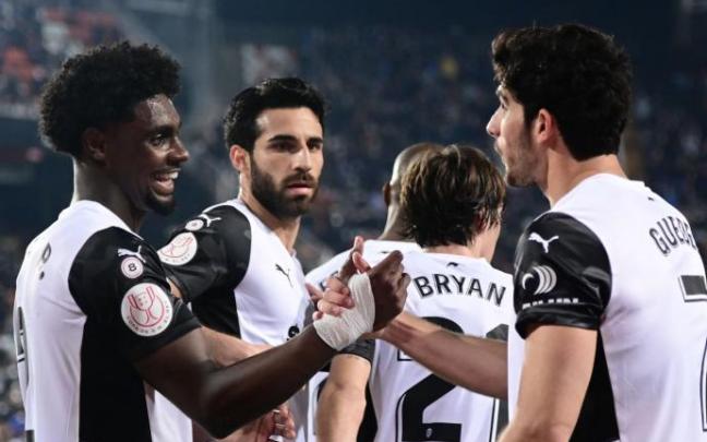 Los jugadores del Valencia celebran la victoria ante el Cádiz en cuartos.