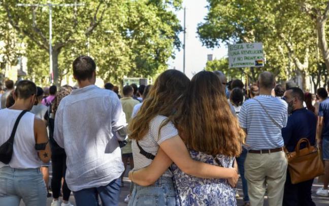Dos chicas se abrazan durante concentración contra las agresiones LGTB-fóbicas.