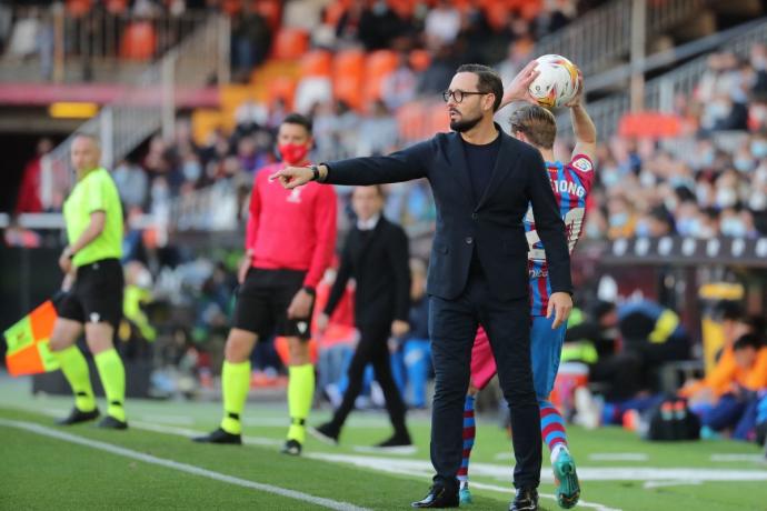 José Bordalás da instrucciones a sus jugadores en la visita del Barcelona